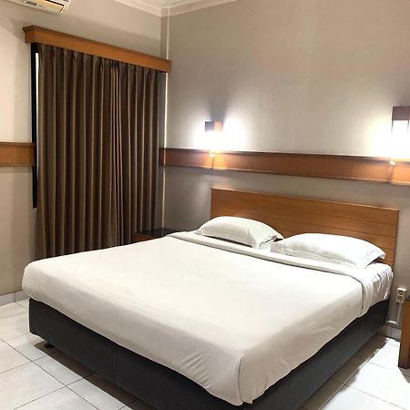 Hotel Caravan Tanah Abang Джакарта Экстерьер фото