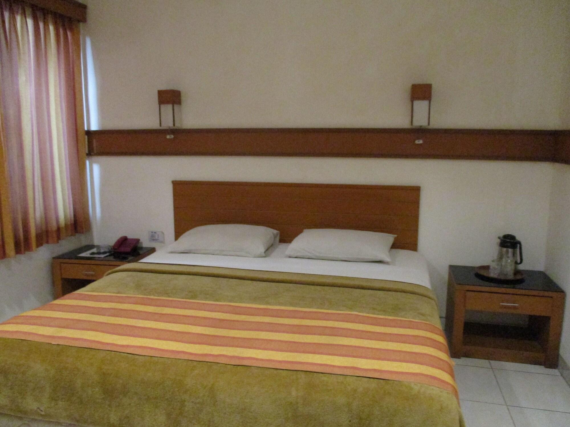 Hotel Caravan Tanah Abang Джакарта Экстерьер фото