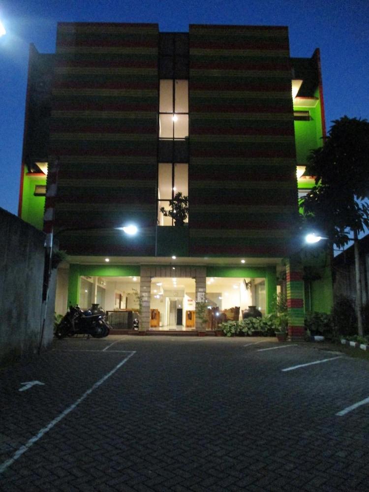 Hotel Caravan Tanah Abang Джакарта Экстерьер фото