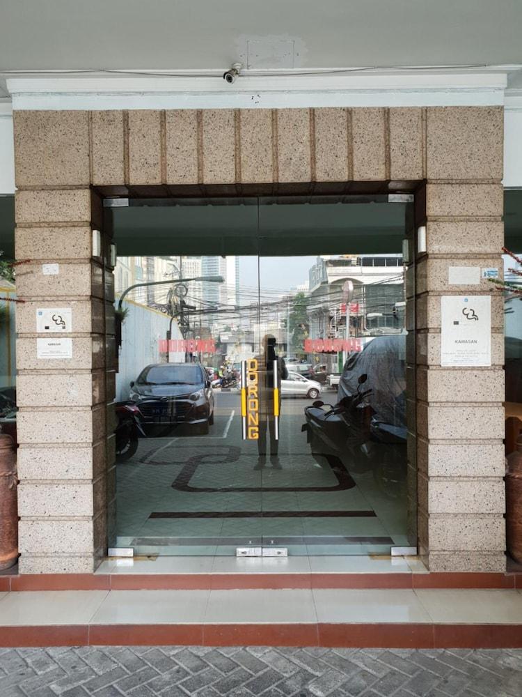 Hotel Caravan Tanah Abang Джакарта Экстерьер фото