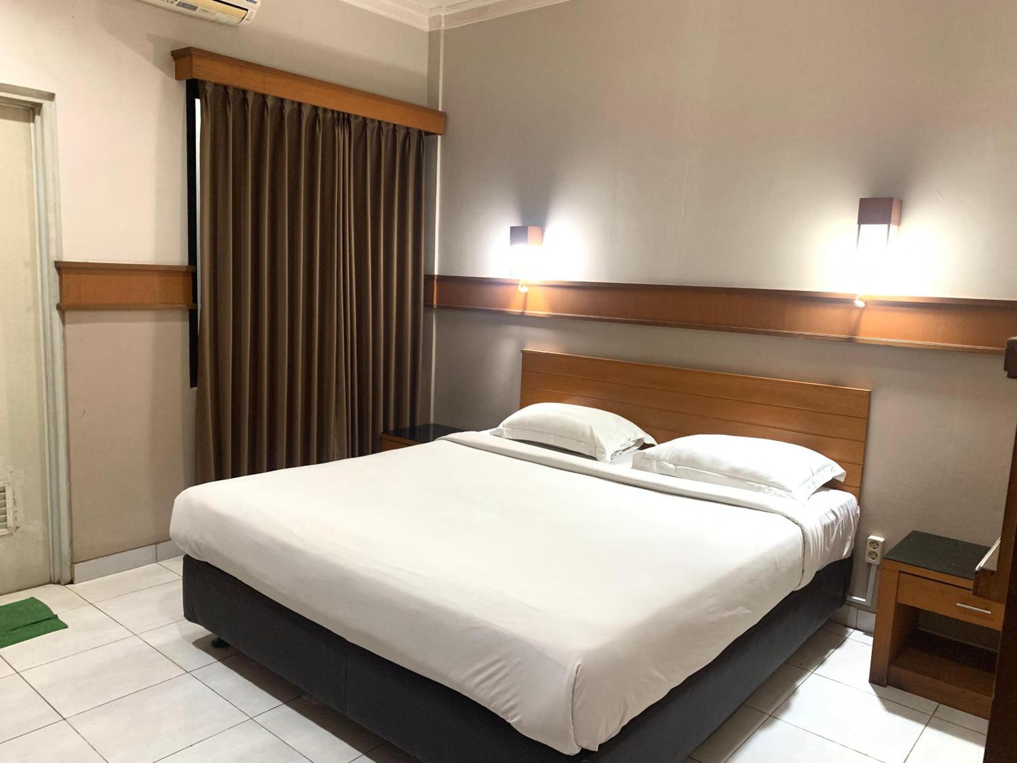 Hotel Caravan Tanah Abang Джакарта Экстерьер фото