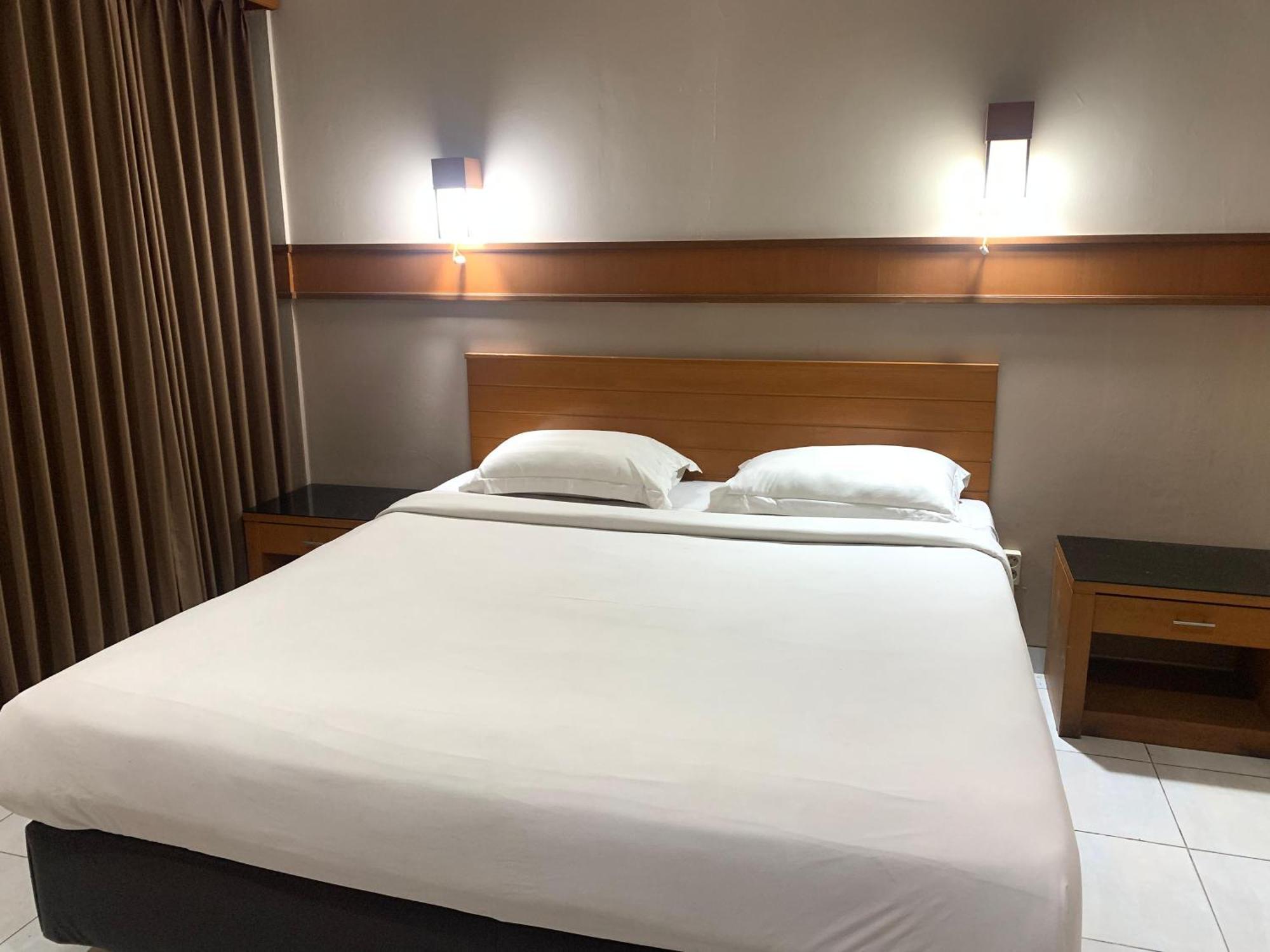 Hotel Caravan Tanah Abang Джакарта Экстерьер фото