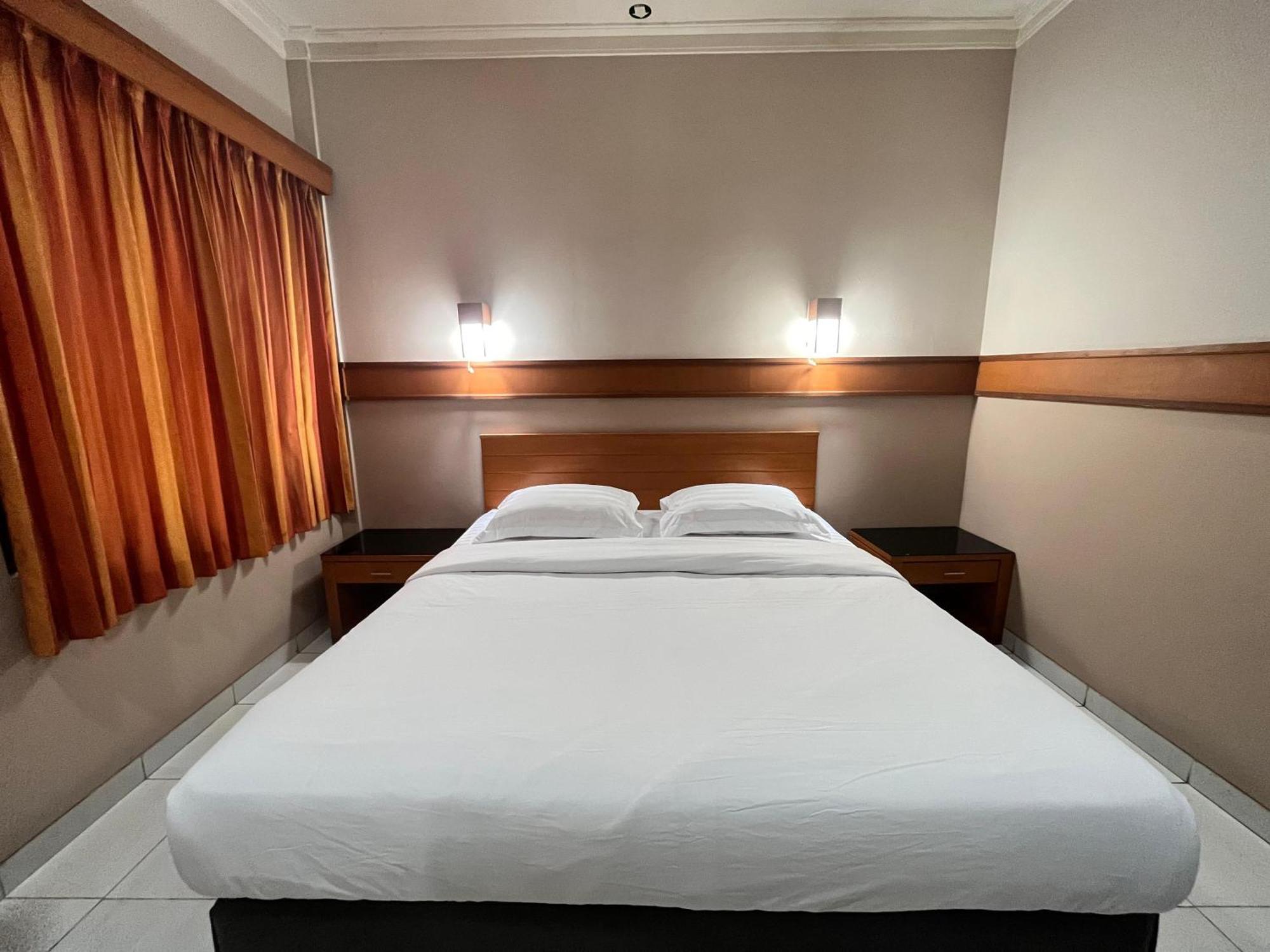 Hotel Caravan Tanah Abang Джакарта Экстерьер фото