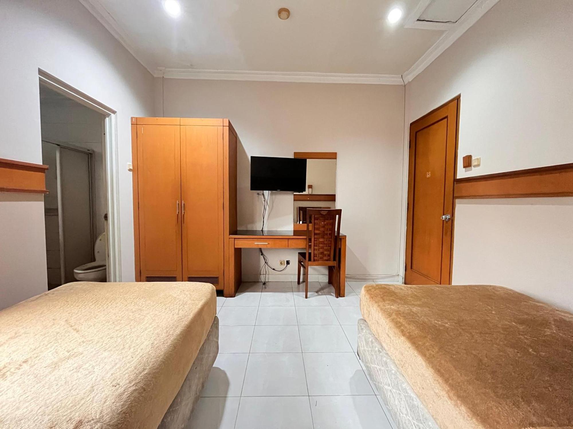 Hotel Caravan Tanah Abang Джакарта Экстерьер фото