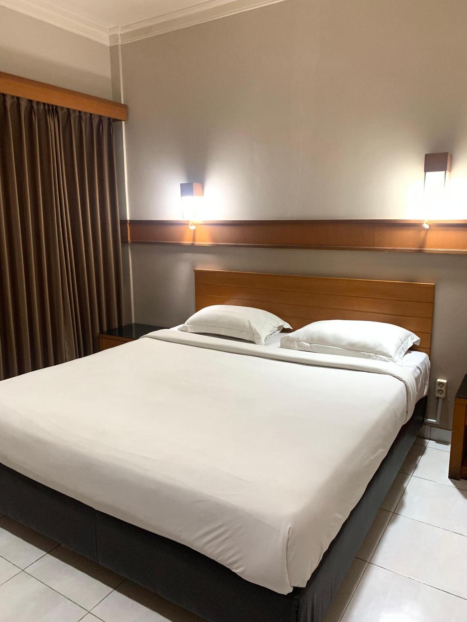 Hotel Caravan Tanah Abang Джакарта Экстерьер фото