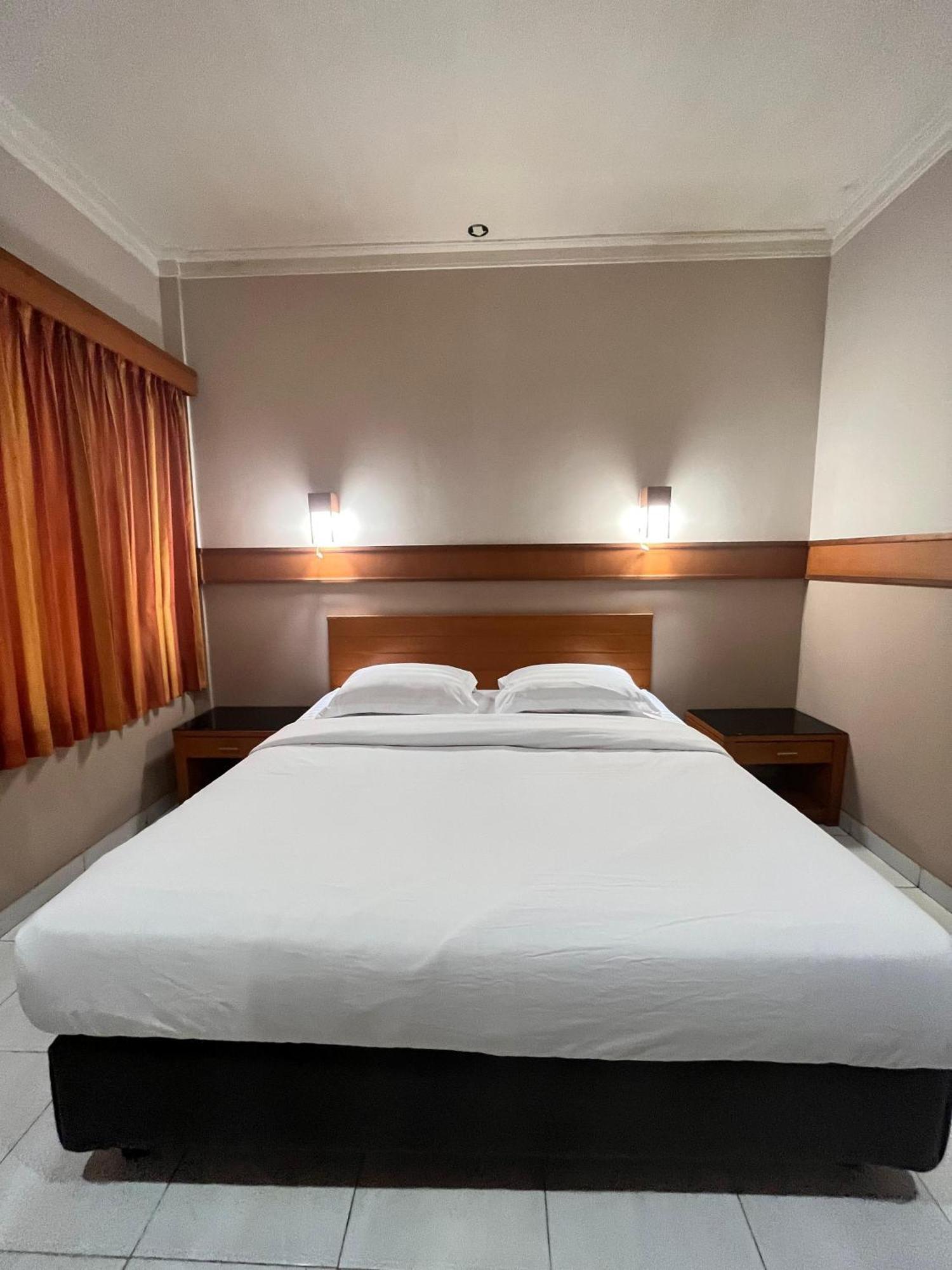 Hotel Caravan Tanah Abang Джакарта Экстерьер фото