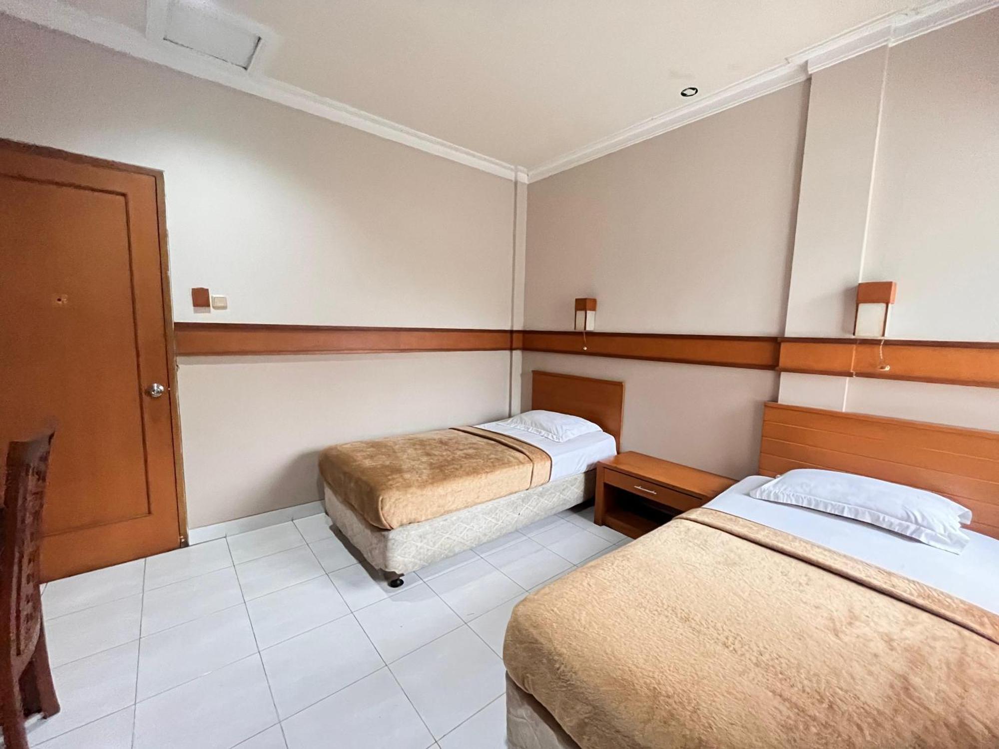 Hotel Caravan Tanah Abang Джакарта Экстерьер фото