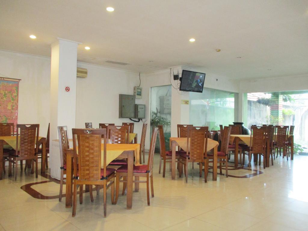 Hotel Caravan Tanah Abang Джакарта Экстерьер фото