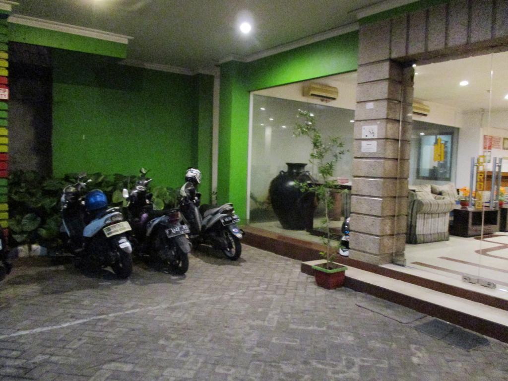 Hotel Caravan Tanah Abang Джакарта Экстерьер фото
