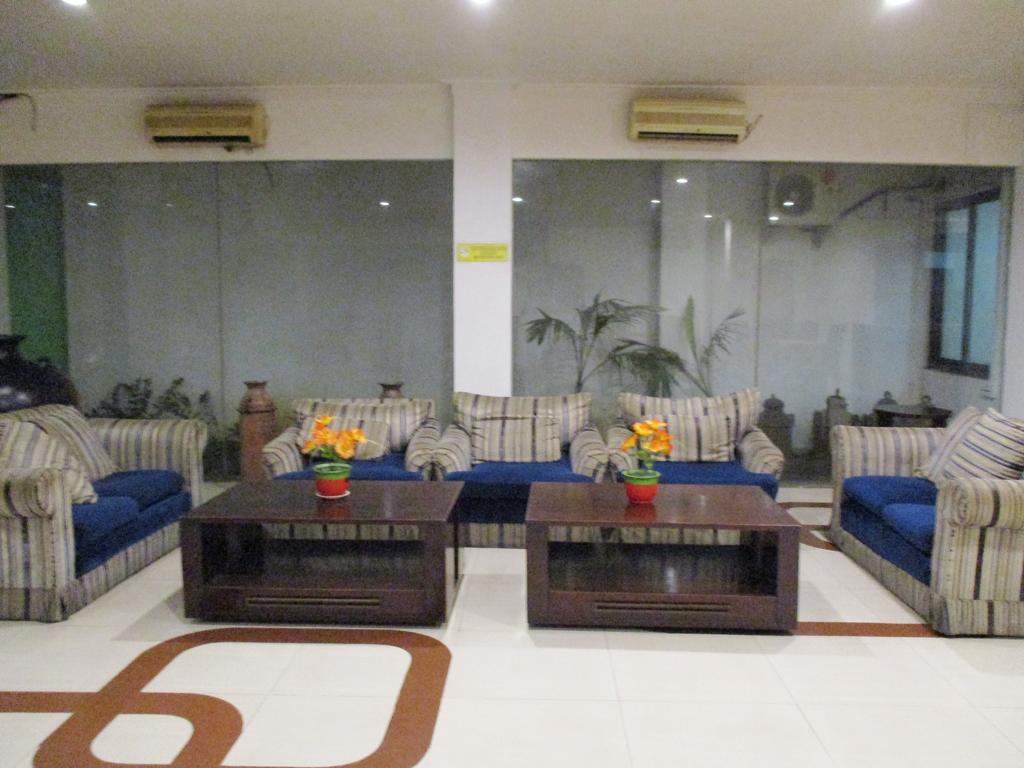 Hotel Caravan Tanah Abang Джакарта Экстерьер фото