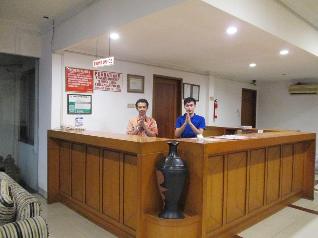 Hotel Caravan Tanah Abang Джакарта Экстерьер фото