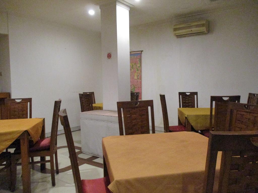 Hotel Caravan Tanah Abang Джакарта Экстерьер фото
