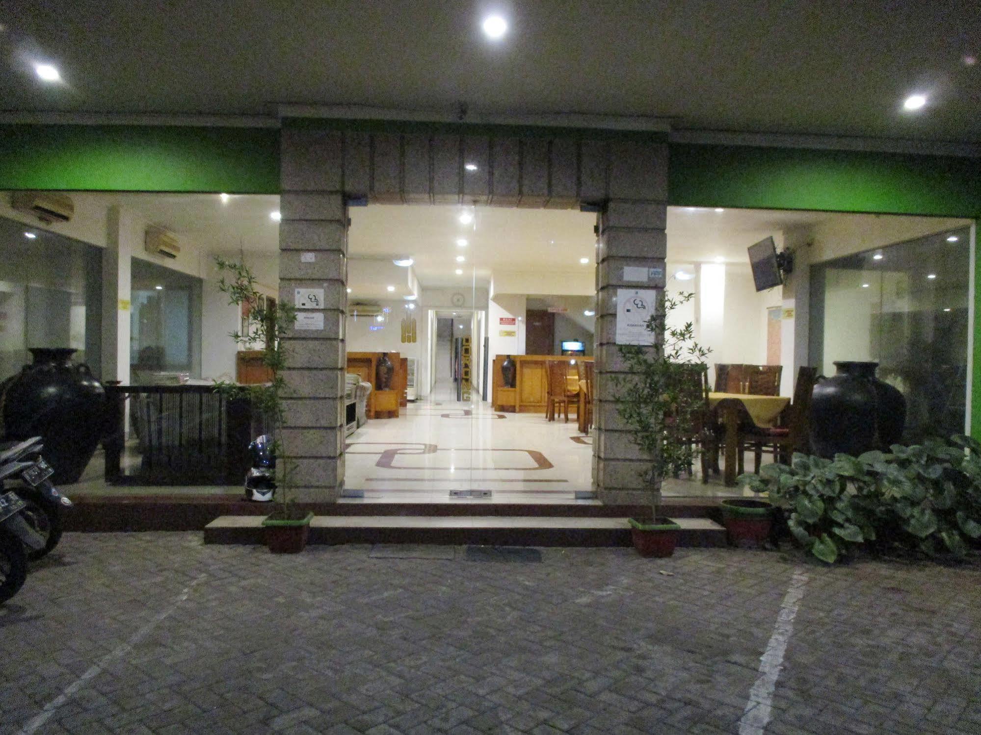 Hotel Caravan Tanah Abang Джакарта Экстерьер фото