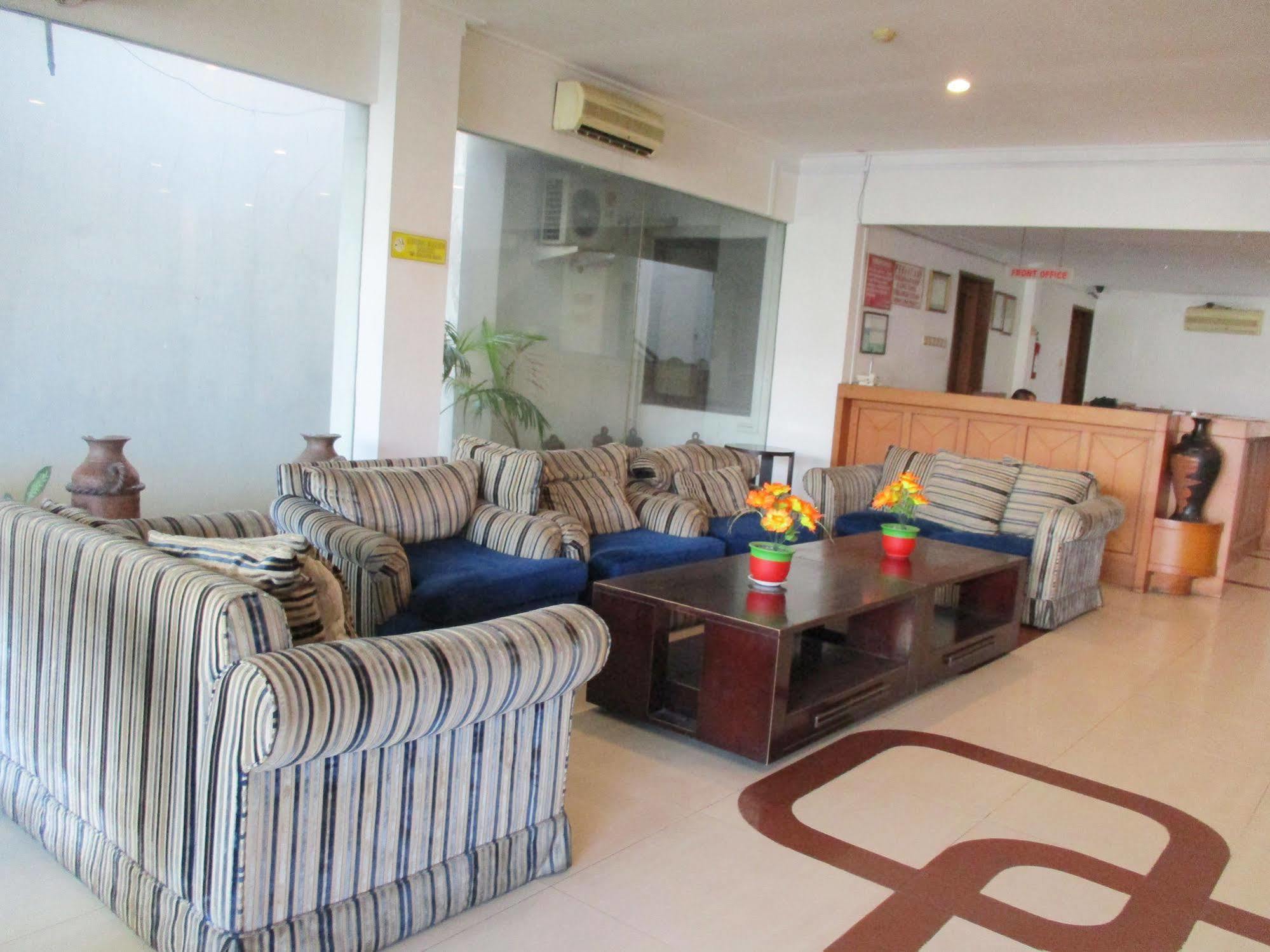 Hotel Caravan Tanah Abang Джакарта Экстерьер фото