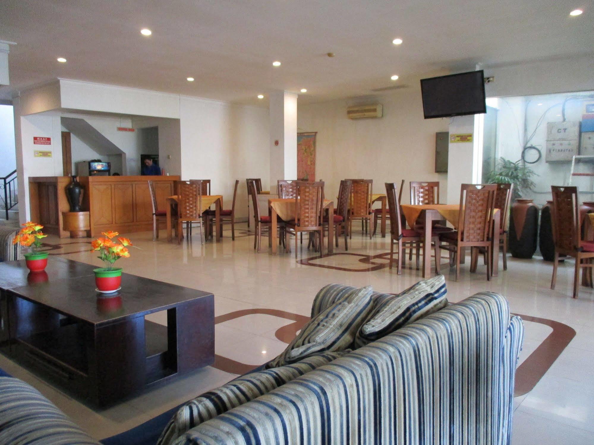 Hotel Caravan Tanah Abang Джакарта Экстерьер фото