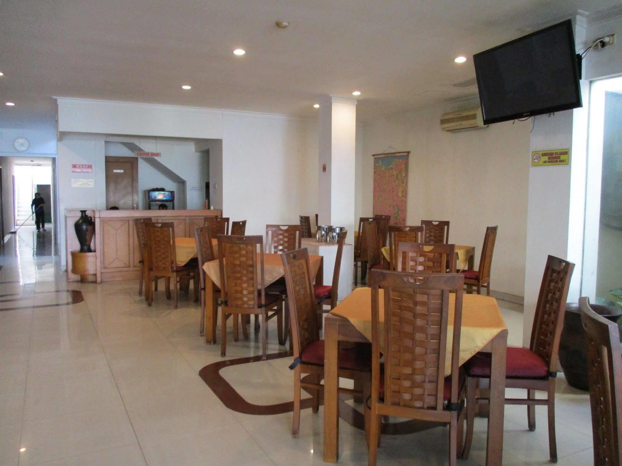 Hotel Caravan Tanah Abang Джакарта Экстерьер фото