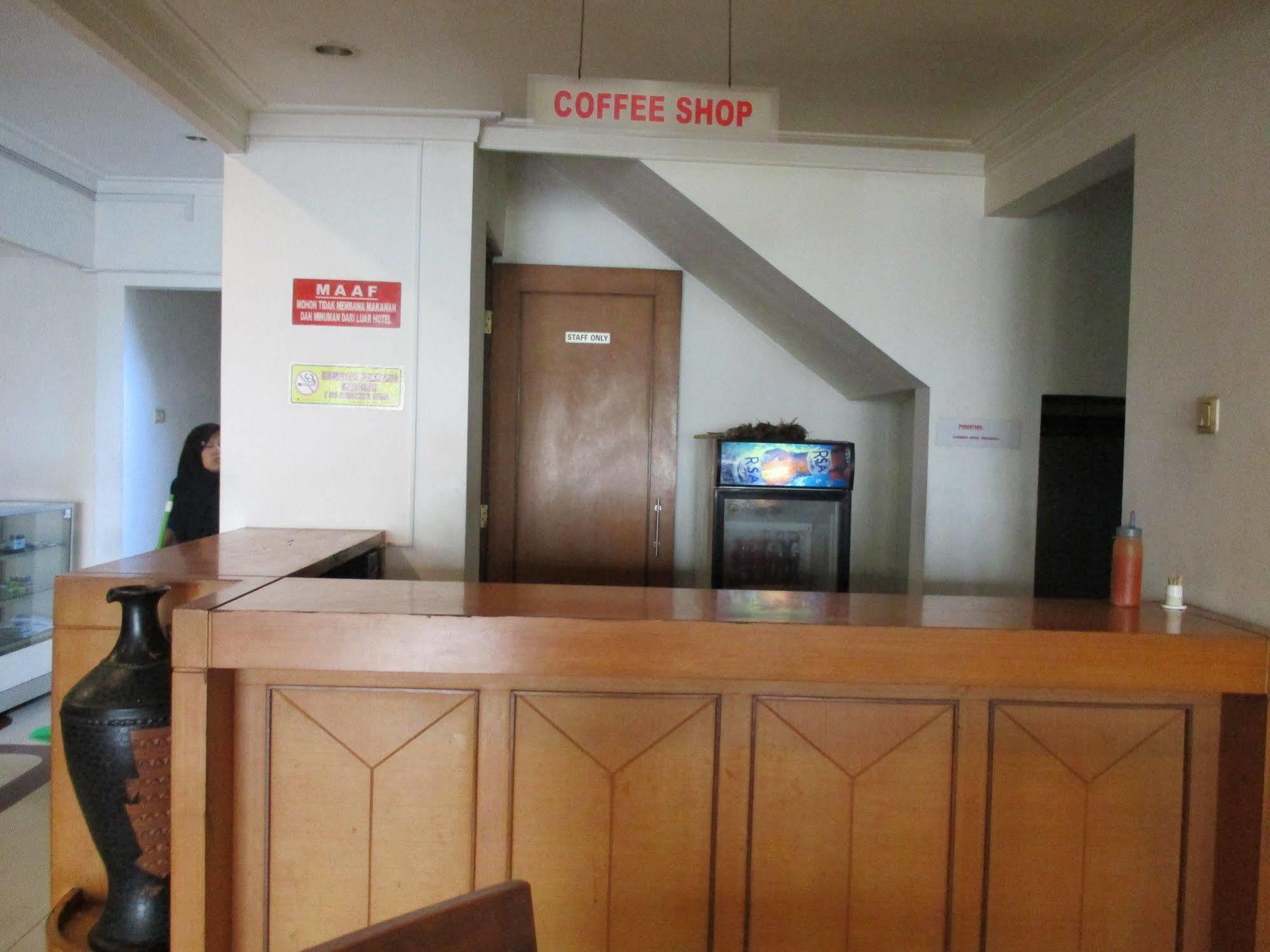 Hotel Caravan Tanah Abang Джакарта Экстерьер фото
