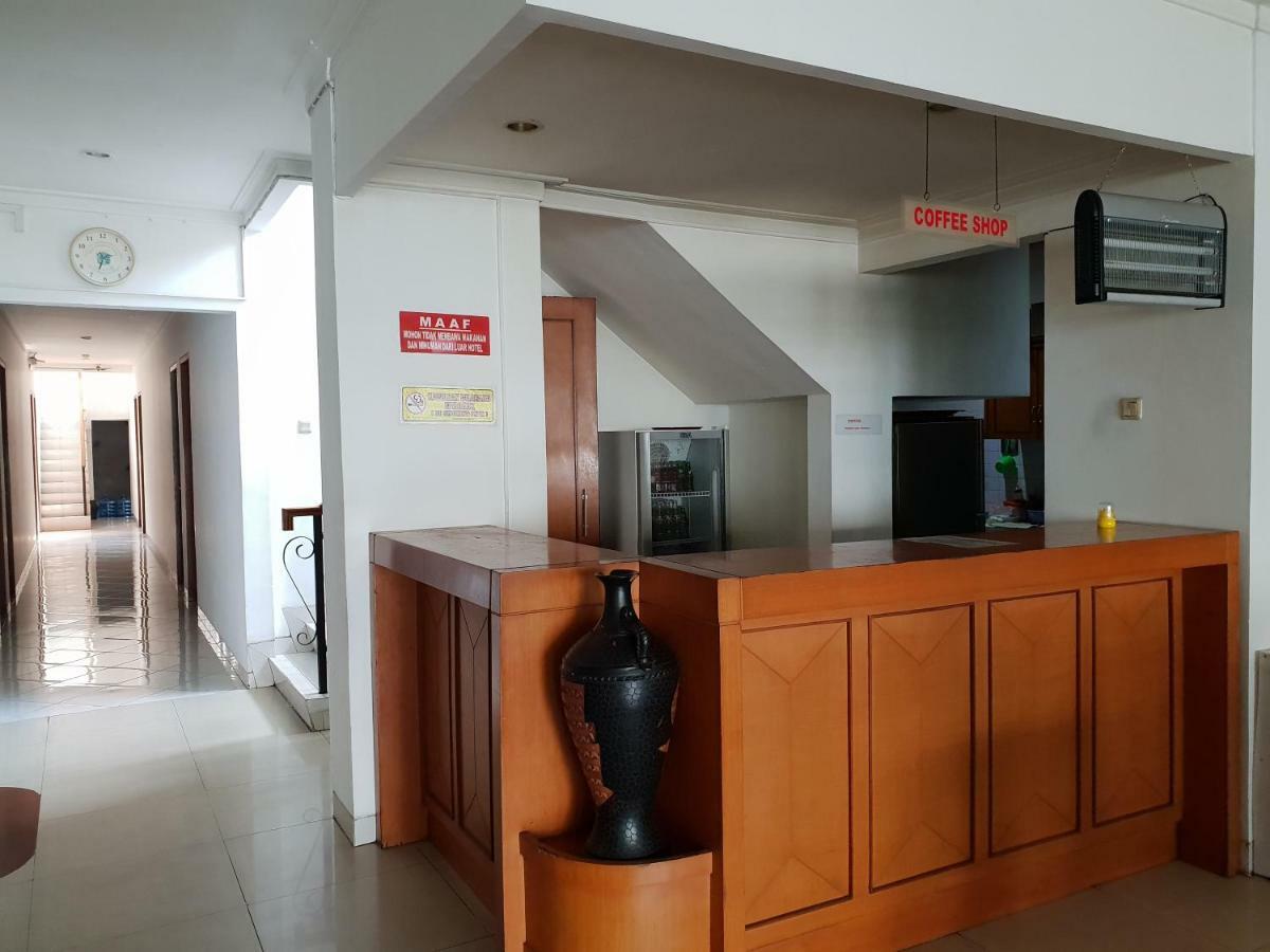 Hotel Caravan Tanah Abang Джакарта Экстерьер фото