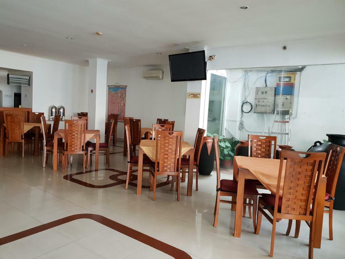 Hotel Caravan Tanah Abang Джакарта Экстерьер фото