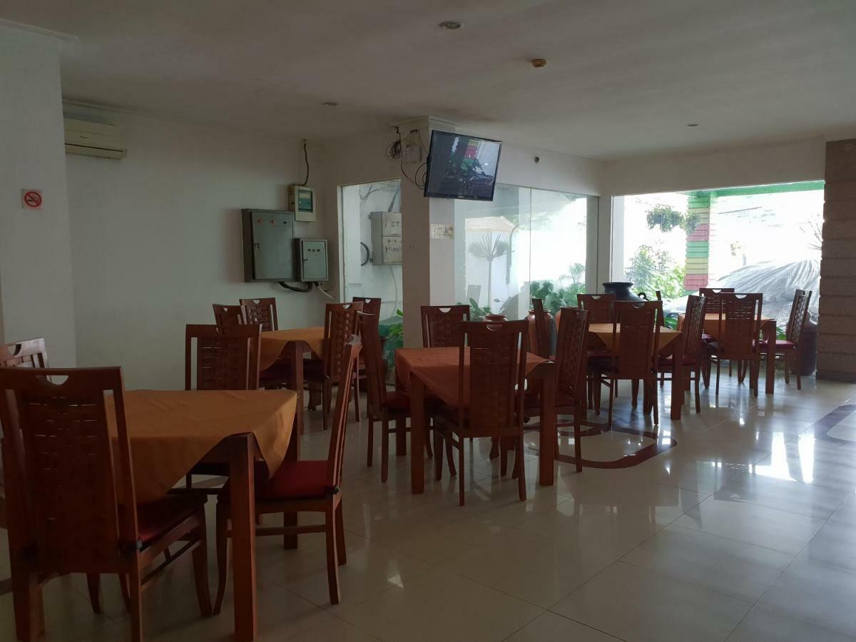 Hotel Caravan Tanah Abang Джакарта Экстерьер фото